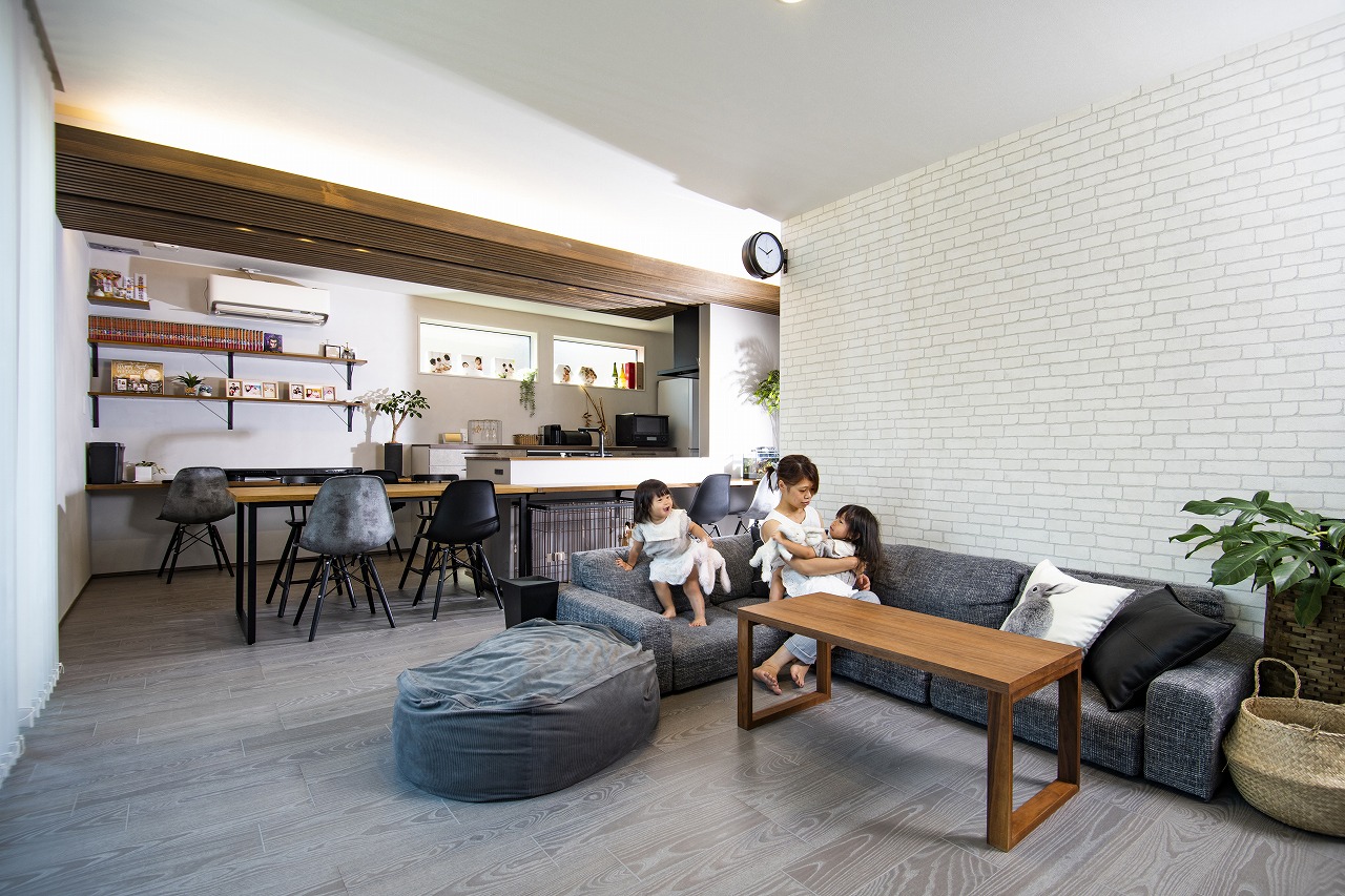全室トリプルサッシ採用。 建具をなるべく減らし、行き止まりのないぐるぐる動線を採用した1階は 1台のエアコンで空調を管理。 玄関を開けた瞬間から暖かい&涼しい高性能住宅で 家族もペットも快適な暮らしを叶えた。
