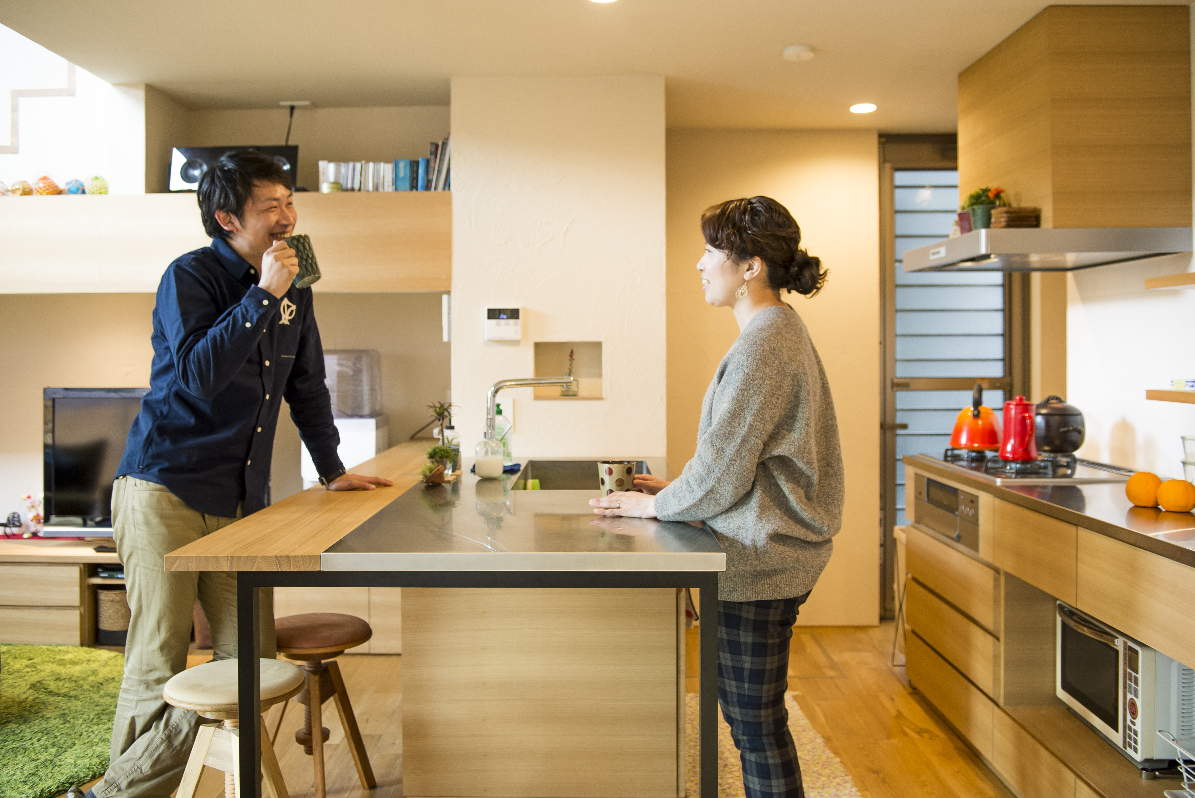 キッチンを挟んで会話を楽しむ、I様ご夫婦
