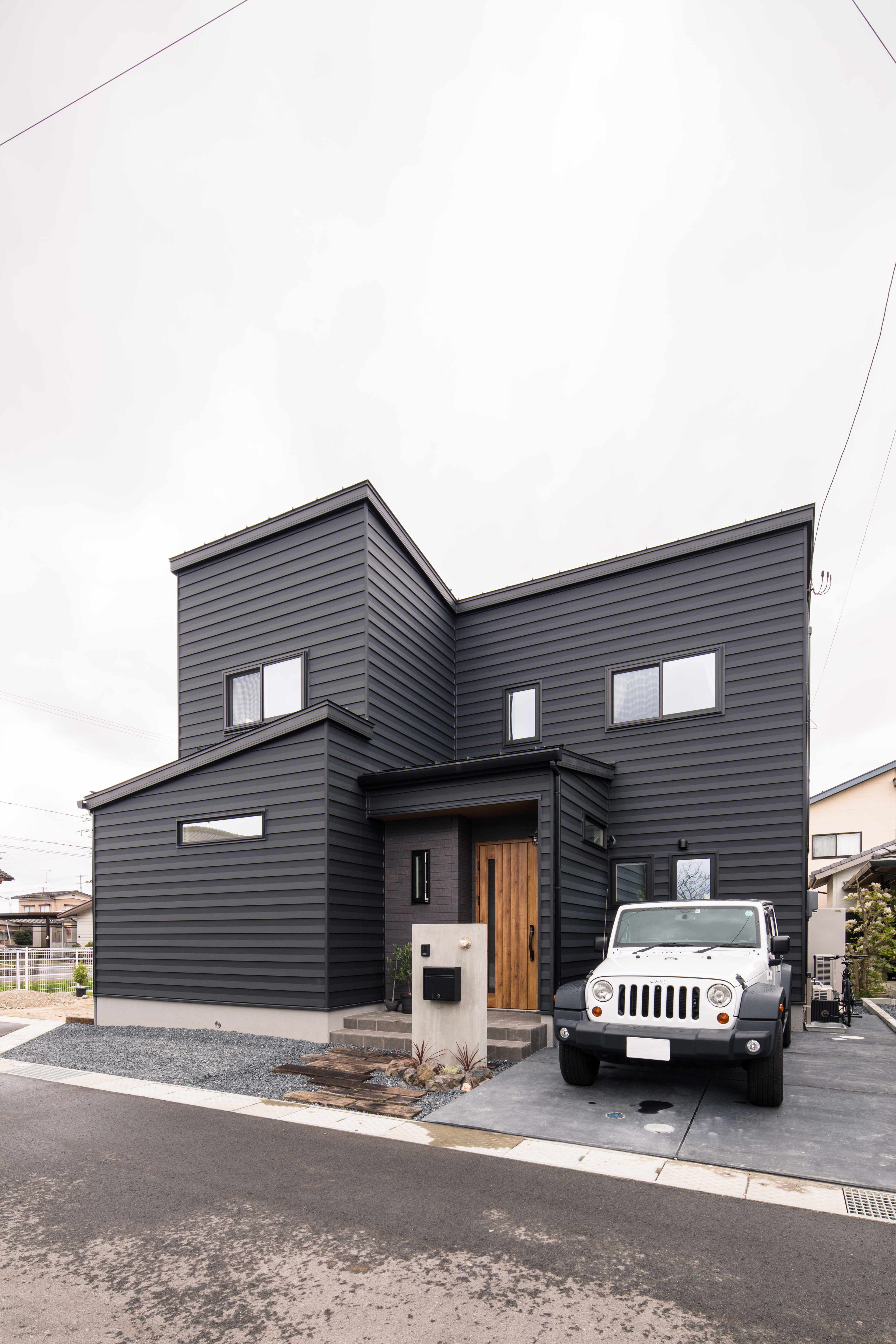 人気のイシカワブラックデザイン住宅。 シックな外観と木目調のコントラストが美しい。