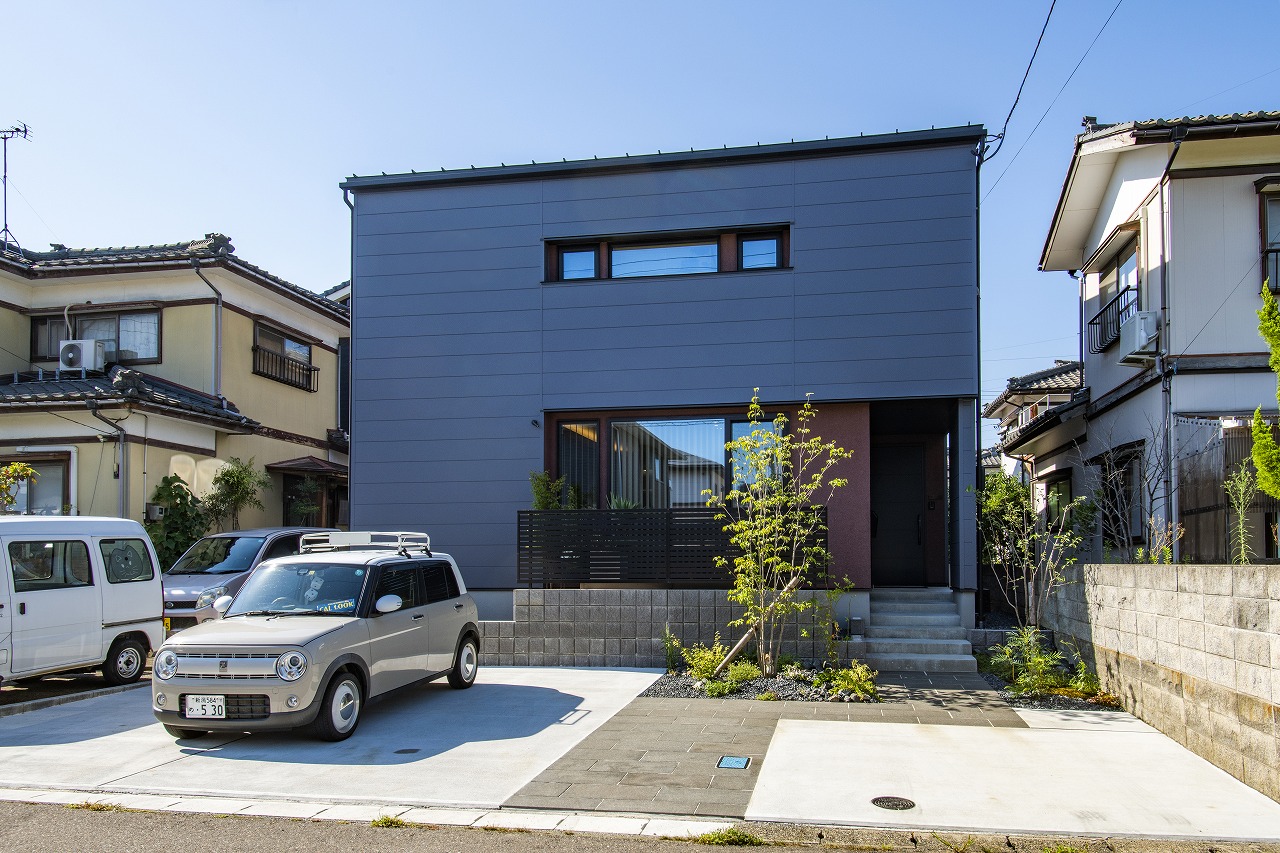 全室トリプルサッシ採用。太陽光パネル8kwを搭載したZEH住宅。  