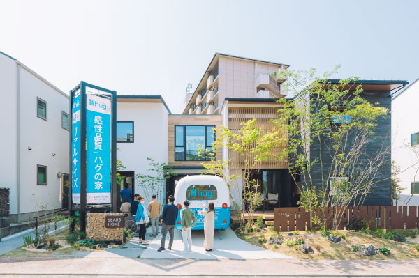 育hug： hitマリナ展示場　2階建て外観