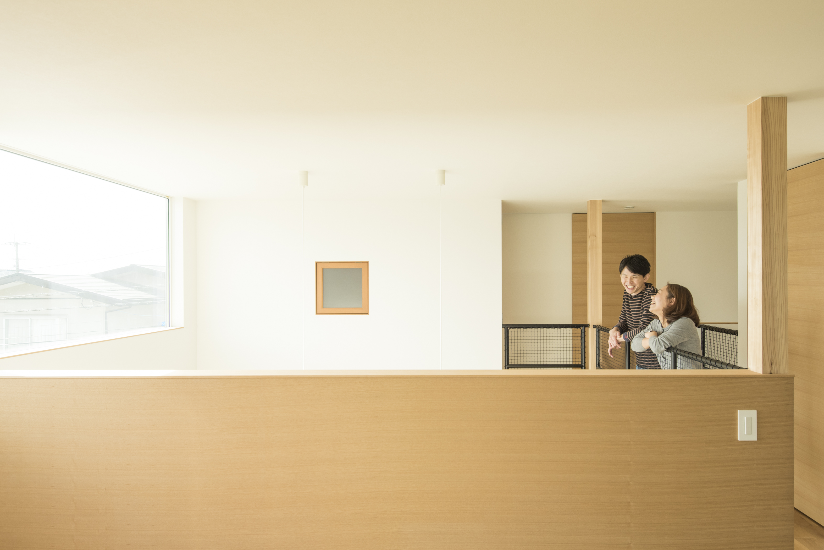 2階の廊下で談笑するT様ご夫婦