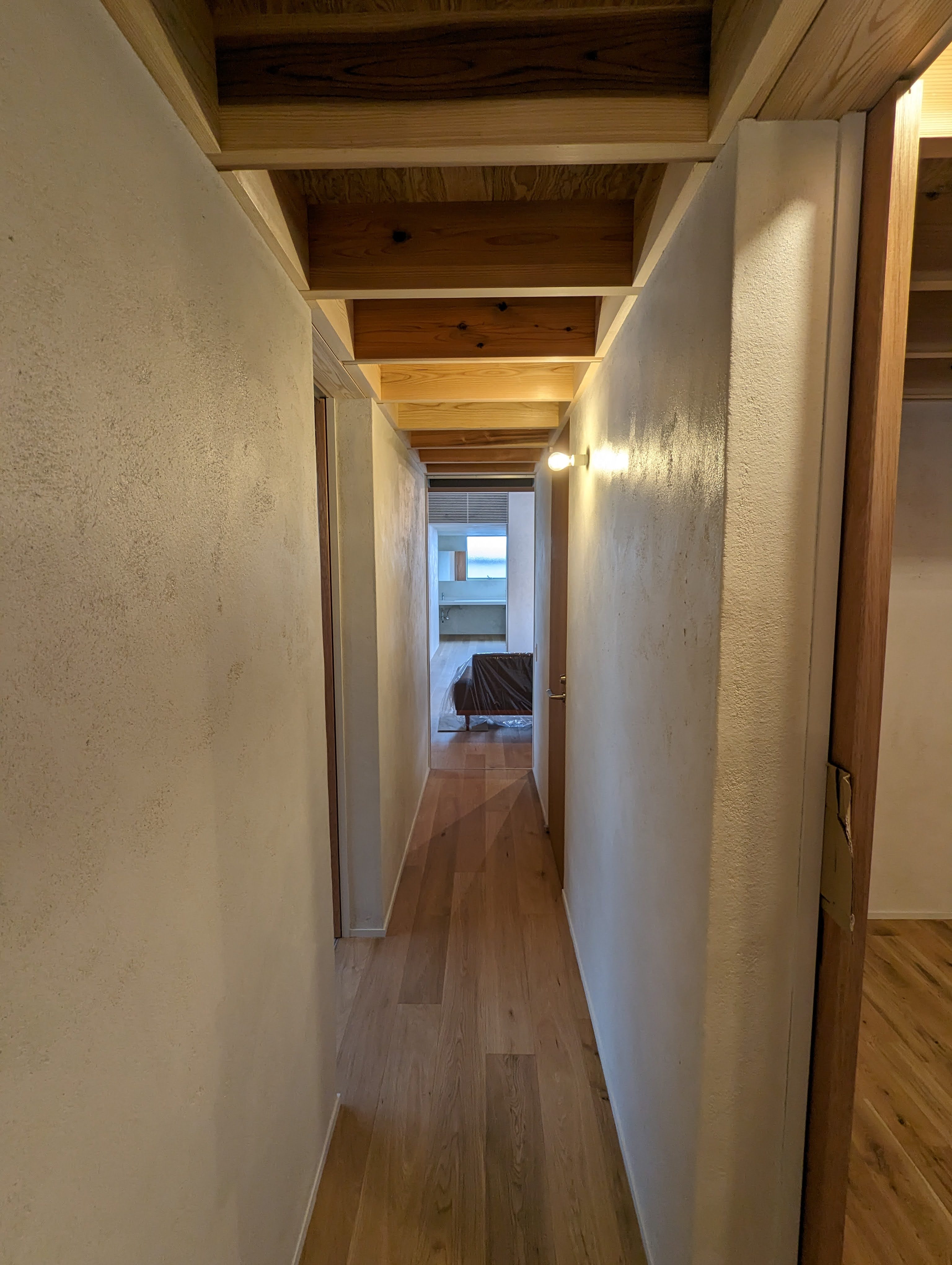 ペンションに来たようなデザインの廊下。プライベート確保もしっかりとしながらデザインにもこだわり！