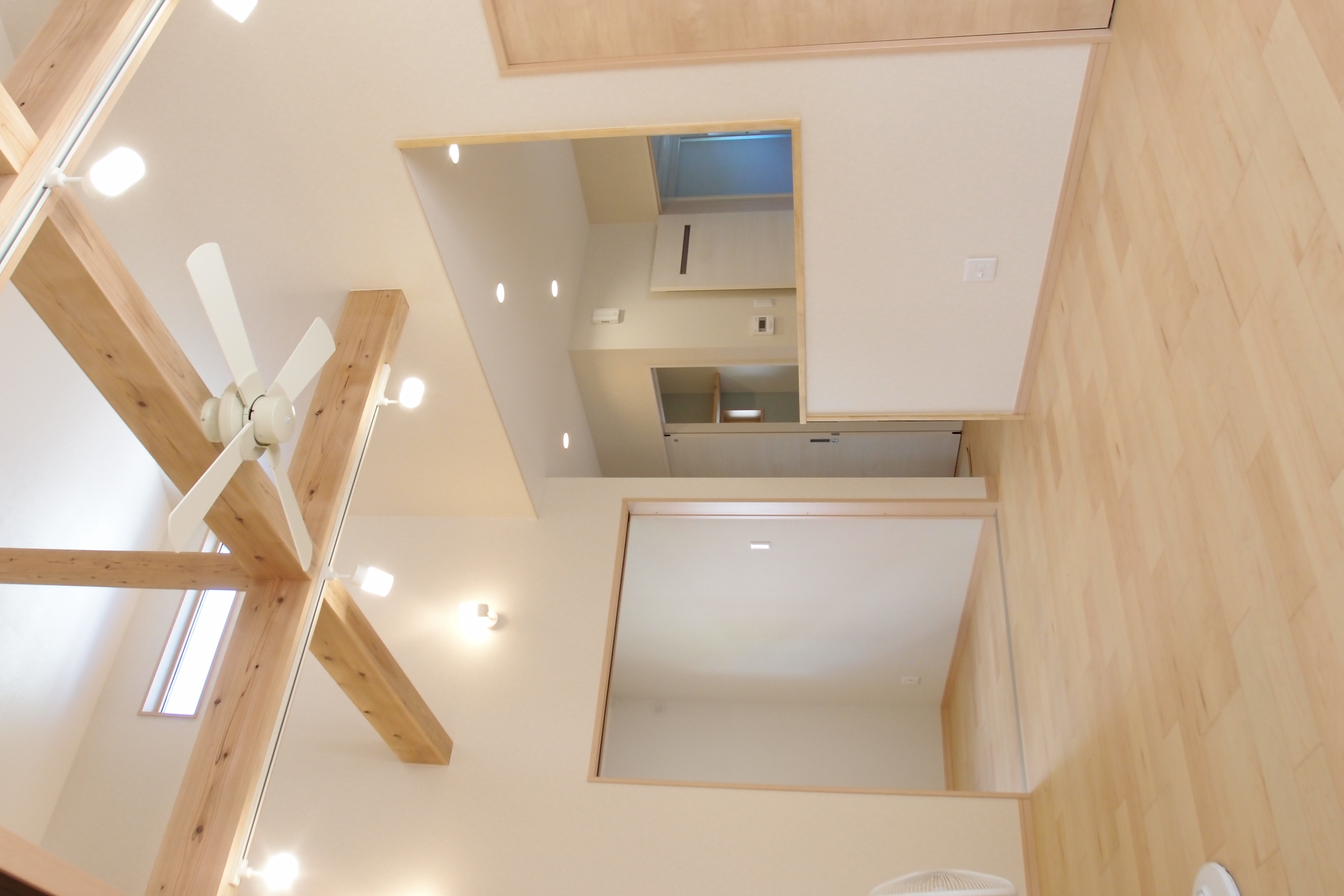 吹き抜けに化粧梁を設け木造住宅らしさを前面に押し、魅せる梁で癒しの空間を演出。