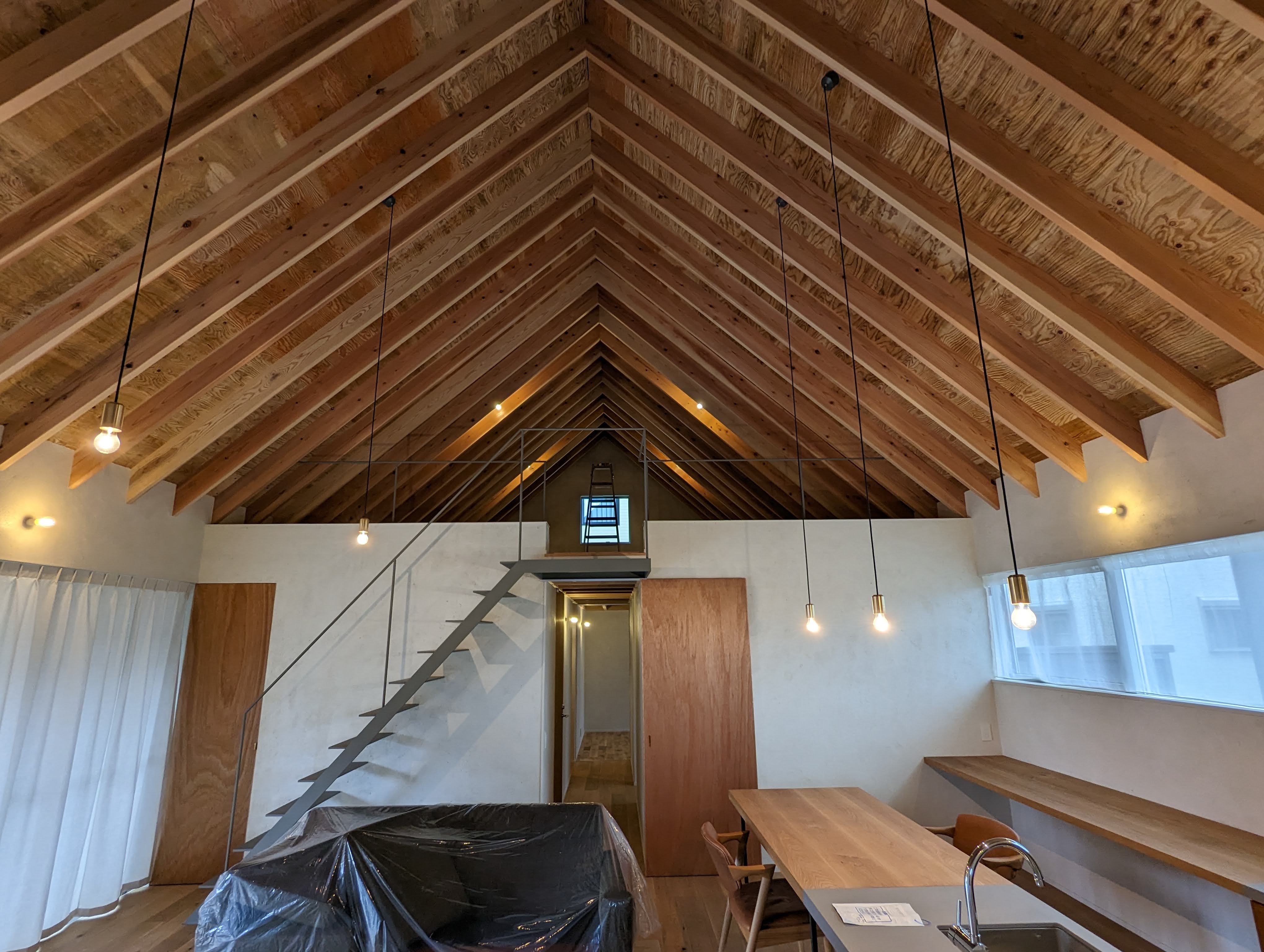 背の高い平屋住宅。小屋裏に大空間を確保。木の温もりの家。広々と感じるリビングダイニング！