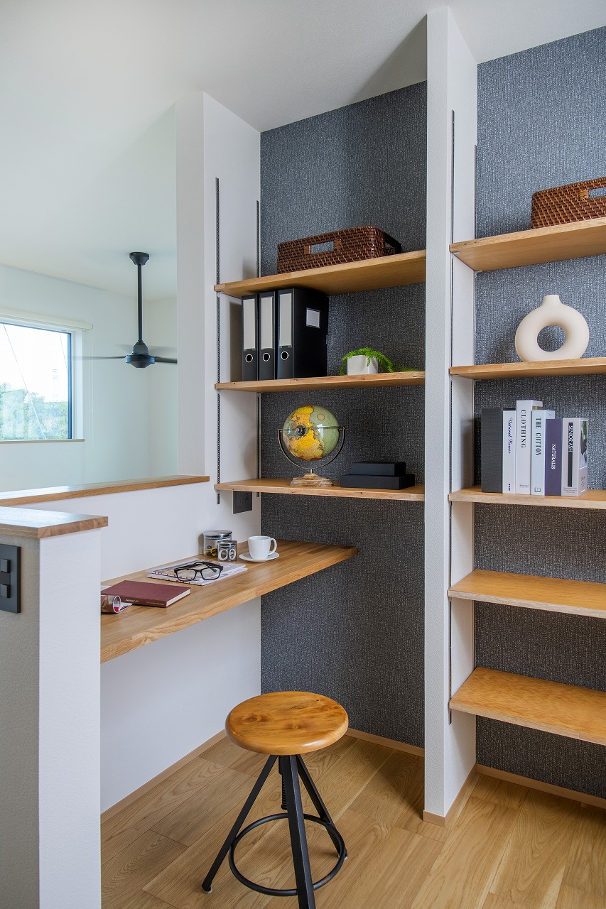 2階ホールにはホームワークにも適した書斎を配置。 家族の気配を感じながら、家族に気兼ねなく趣味に仕事に没頭できる、最高の空間。