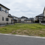 周囲に戸建て住宅が並ぶ未建築の住宅用地
