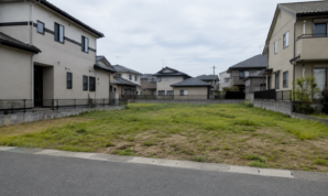 周囲に戸建て住宅が並ぶ未建築の住宅用地