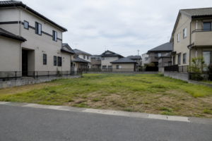 周囲に戸建て住宅が並ぶ未建築の住宅用地
