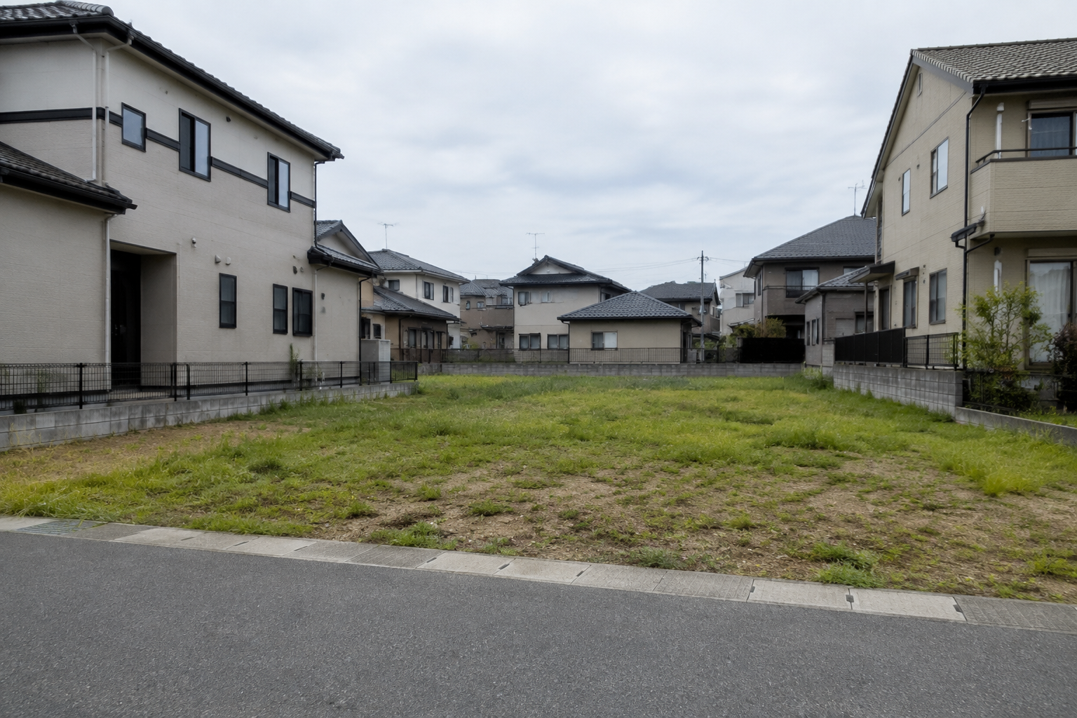 周囲に戸建て住宅が並ぶ未建築の住宅用地