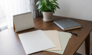 窓辺の机に整理した書類ファイルとノート