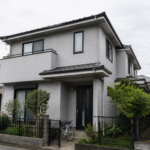 一般的な戸建て住宅と植栽のある前庭