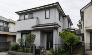 一般的な戸建て住宅と植栽のある前庭