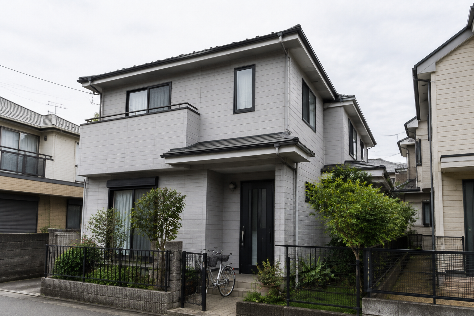 一般的な戸建て住宅と植栽のある前庭