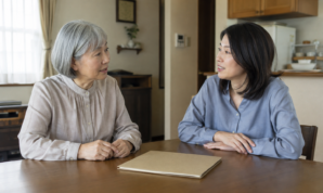 自宅の食卓で住宅資金について話し合う親子