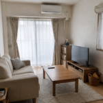 ソファやテレビなどの家財がある一般的な住宅の居間