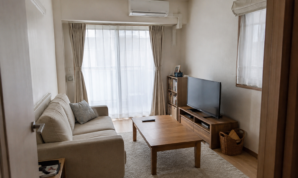 ソファやテレビなどの家財がある一般的な住宅の居間