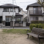 住宅街の小さな公園から見た戸建ての街並み