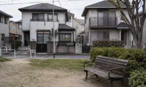 住宅街の小さな公園から見た戸建ての街並み