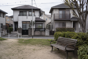 住宅街の小さな公園から見た戸建ての街並み