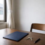 住宅の机に置いた書類ファイルと鍵