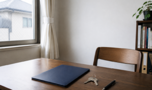 住宅の机に置いた書類ファイルと鍵