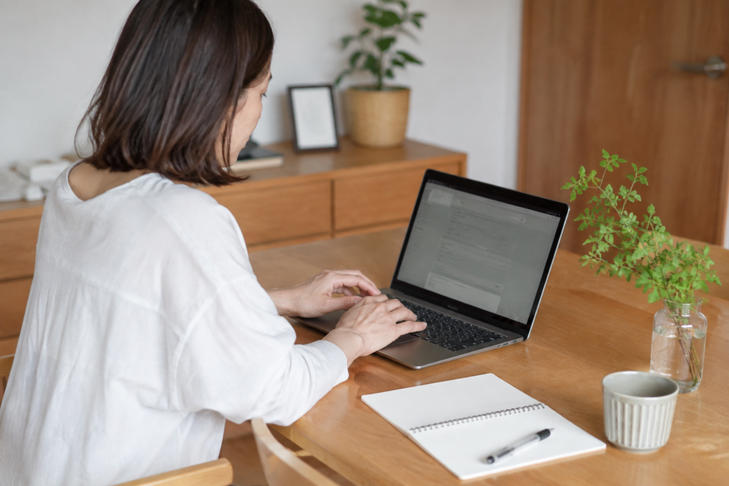 住宅会社への連絡文をパソコンで作成する人のイメージ