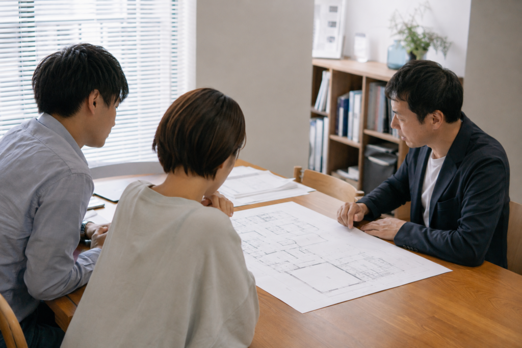 間取り図を見ながら住宅の打ち合わせをするイメージ