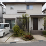 駐車場と玄関アプローチの配置が分かる住宅のイメージ