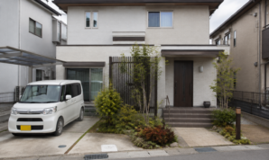 駐車場と玄関アプローチの配置が分かる住宅のイメージ