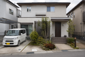 駐車場と玄関アプローチの配置が分かる住宅のイメージ