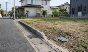 住宅地の道路と空き地の境界にある設備のふた